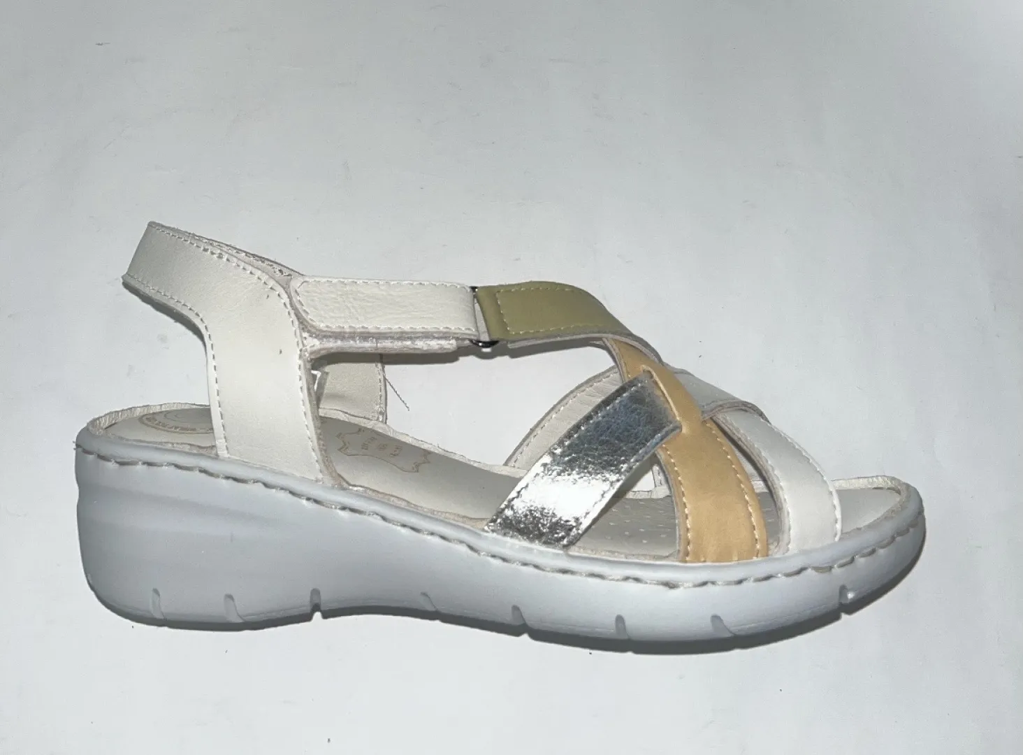 Sandalia de cuña media en piel de varios colores Venus de ERASESHOES. M-042