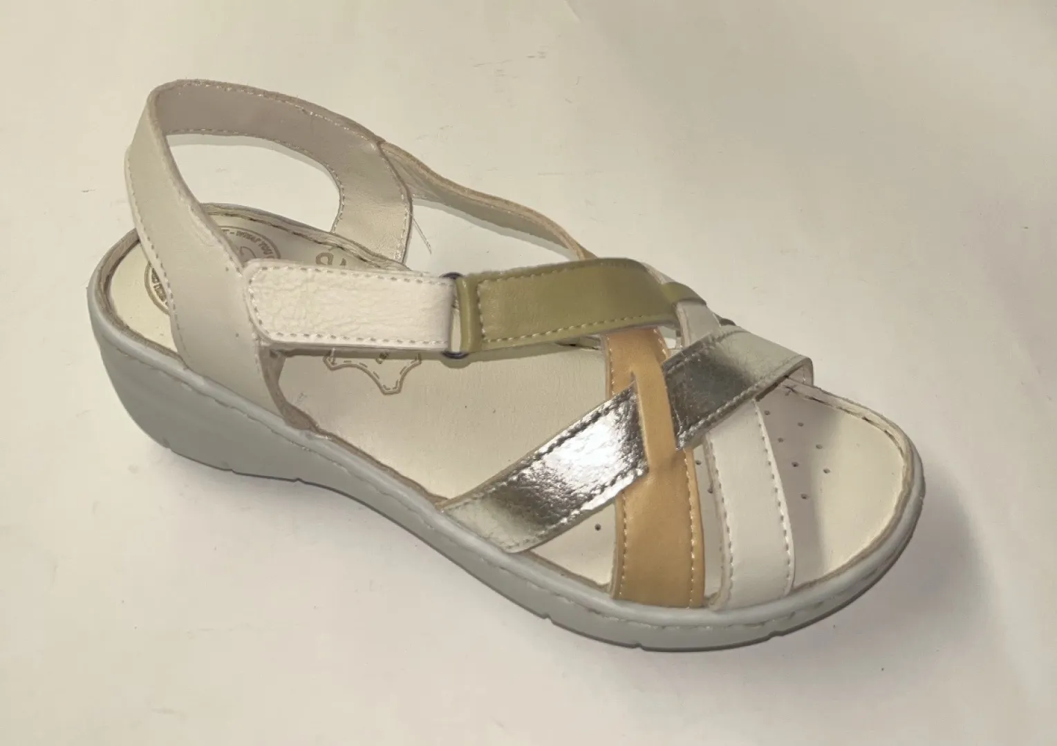 Sandalia de cuña media en piel de varios colores Venus de ERASESHOES. M-042