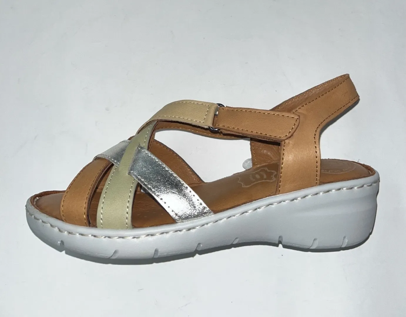 Sandalia en piel con tiras de colores Venus de ERASESHOES. M-043