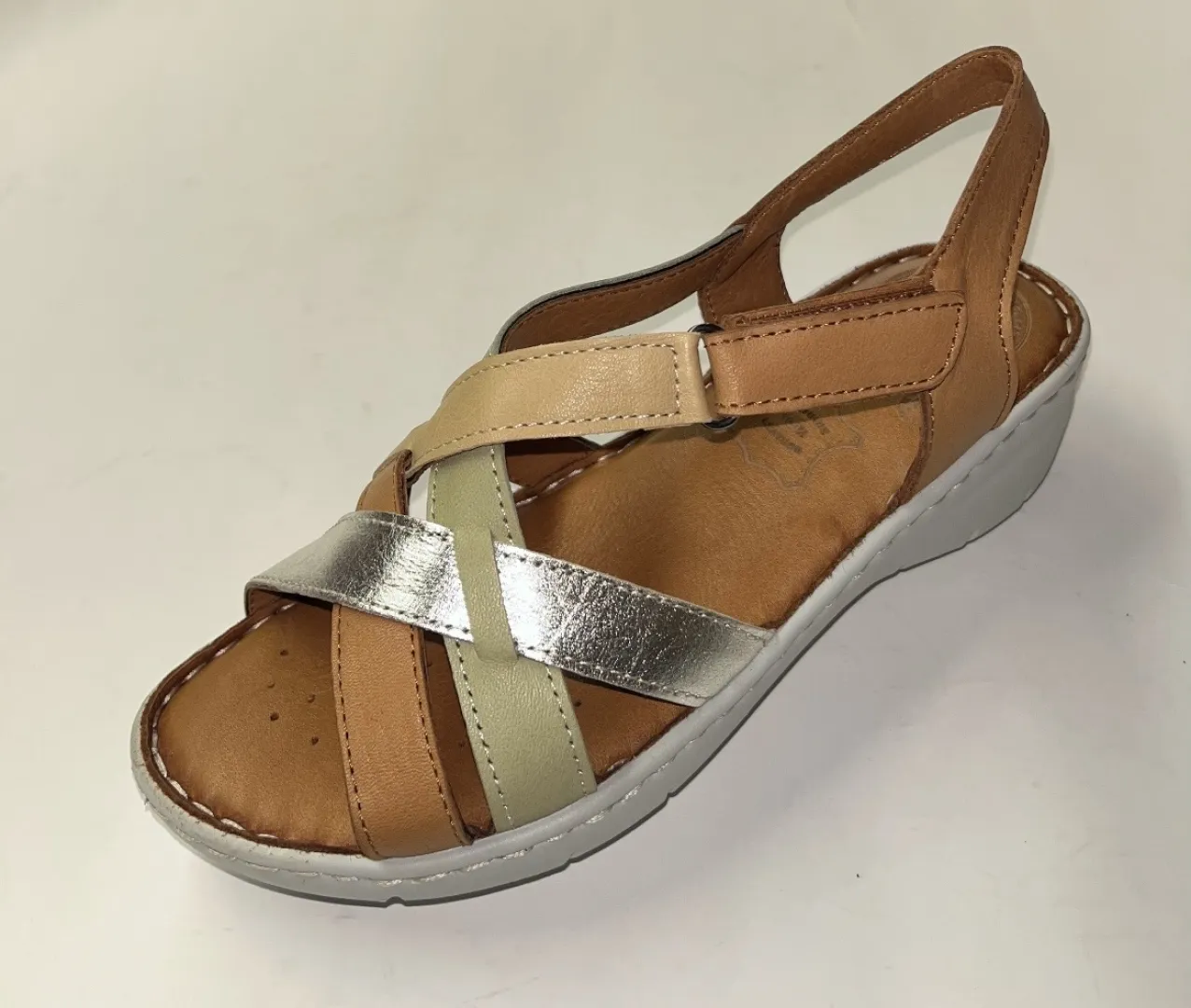 Sandalia en piel con tiras de colores Venus de ERASESHOES. M-043