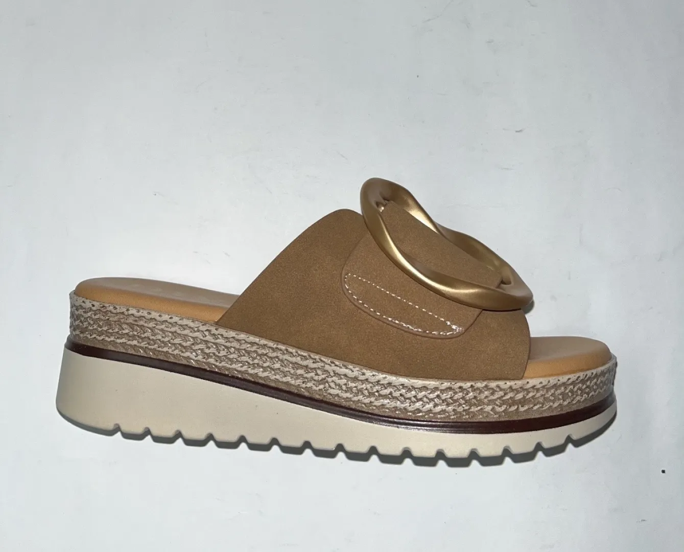 Chancla con cuña y plataforma en marrón 26M192 de MYSOFT. M-012