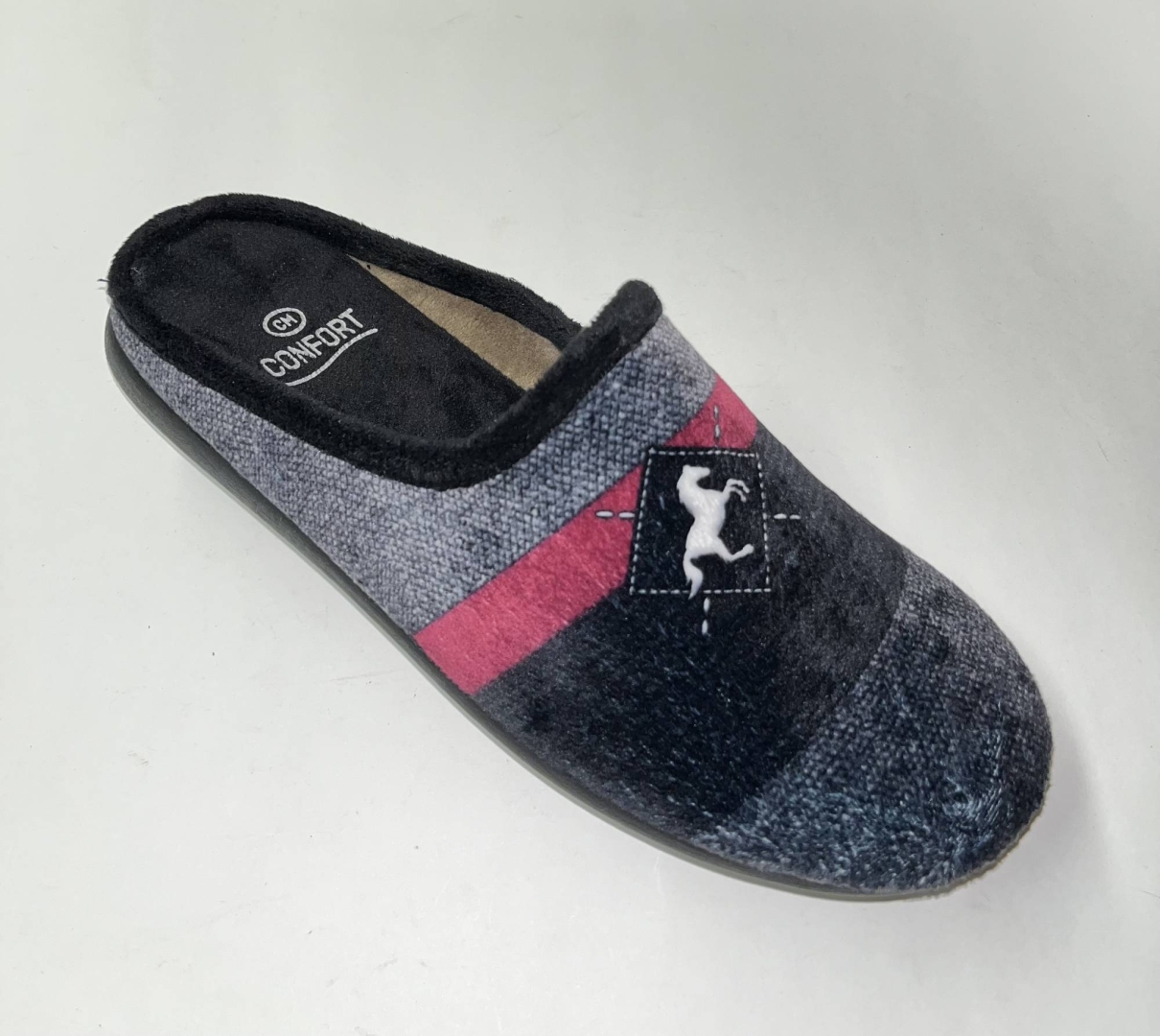 Zapatillas de casa para hombre en gris y negro de CALZAMUR. T-509