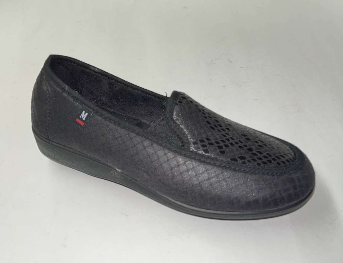 Zapatillas mujer tipo mocasín en negro de MUYTER. T-556