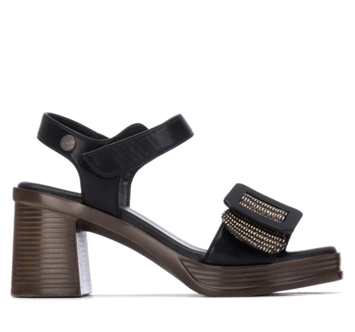 Sandalias con tacón y plataforma en negro 175027 de REFRESHOES. M-080