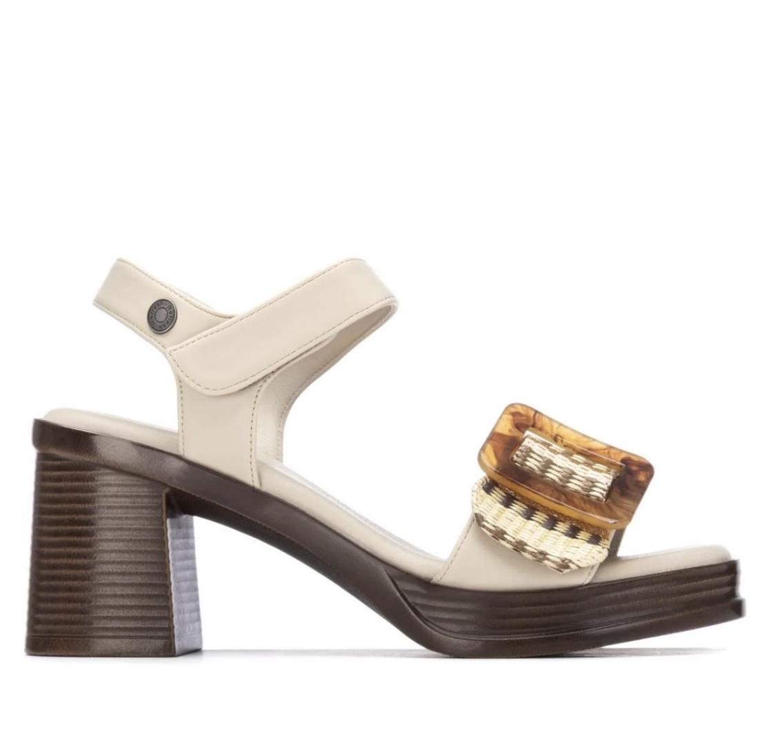 Sandalia con tacón y plataforma en beige 175027 de REFRESHOES. M-081