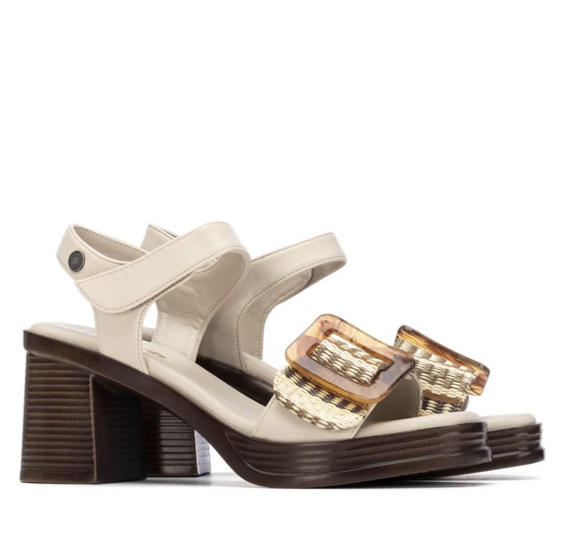 Sandalia con tacón y plataforma en beige 175027 de REFRESHOES. M-081