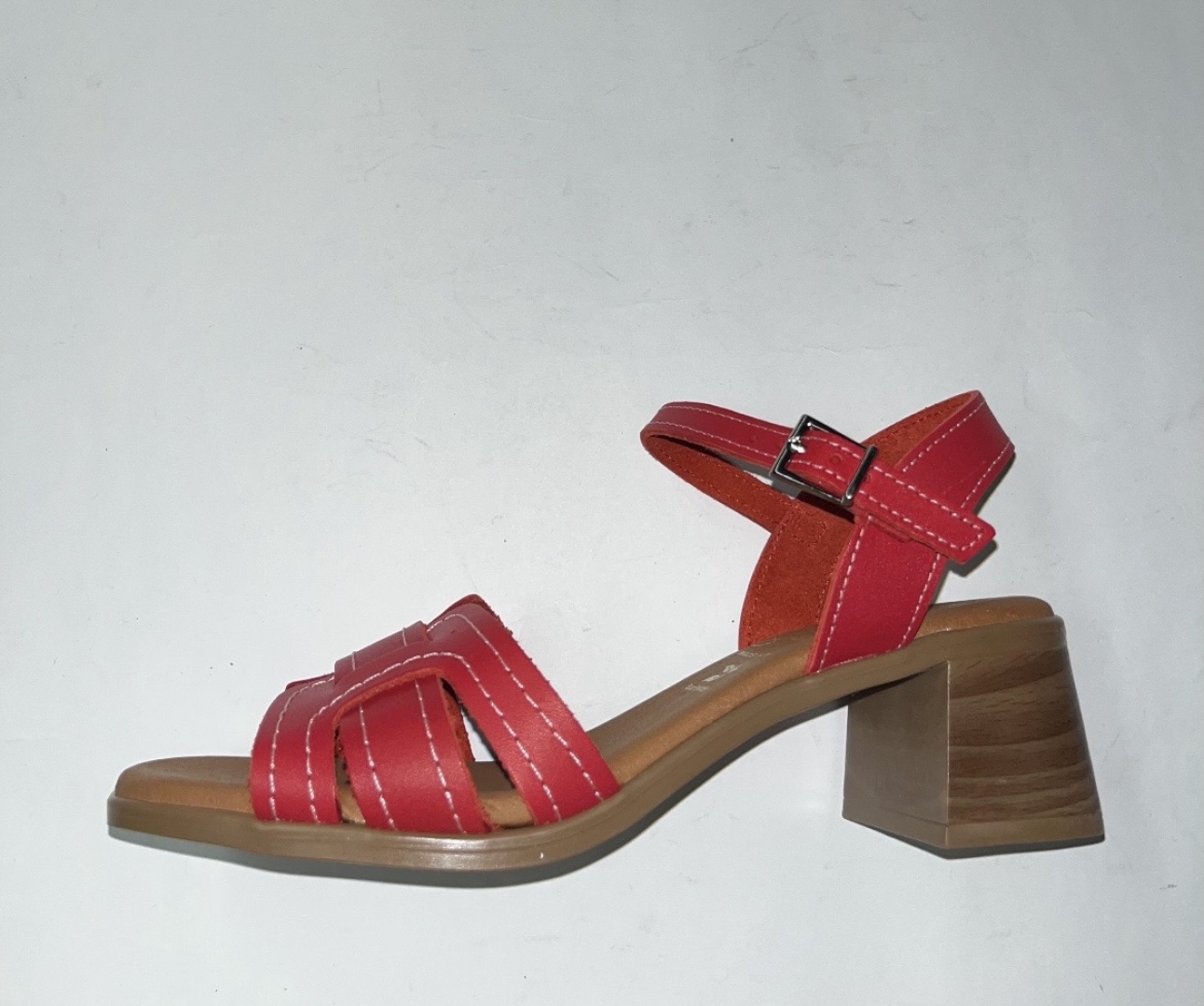 Sandalias de tacón medio en piel roja 5903 de OHMYSANDALS. M-103
