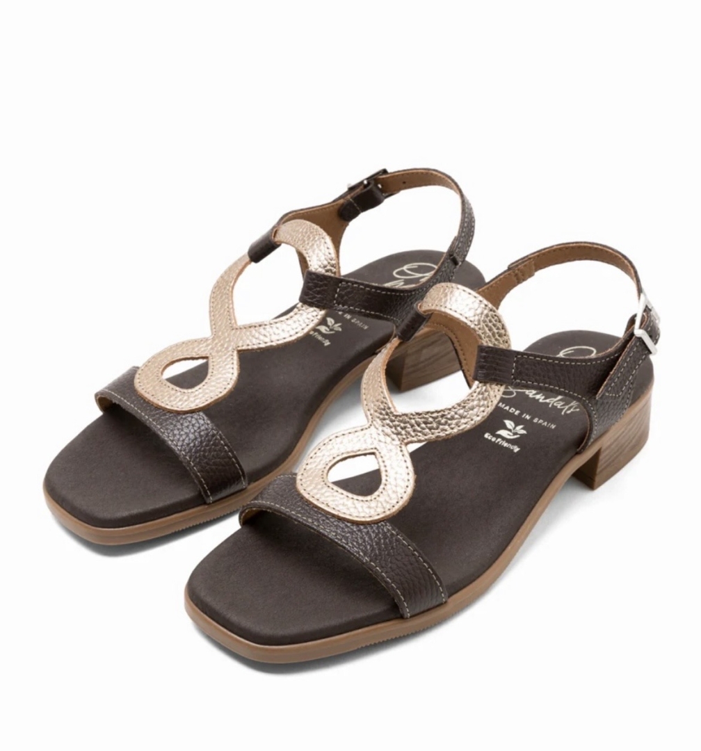 Sandalia con tacón bajo en piel marrón 5893 de OHMYSANDALS. M-102
