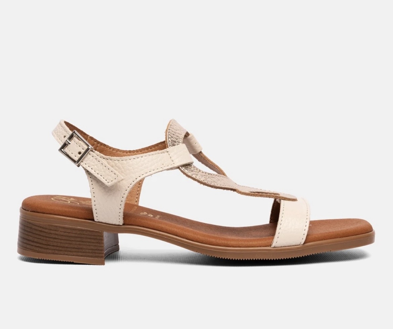 Sandalia de tacón bajo en piel beige 5893 de OHMYSANDALS. M-101