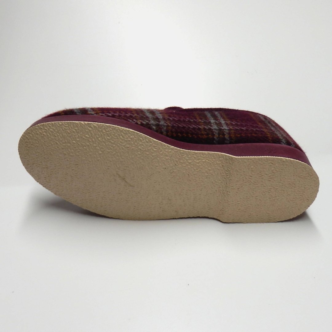 Zapatillas cerradas de cuadros en granate para hombre de SOCA. T-560