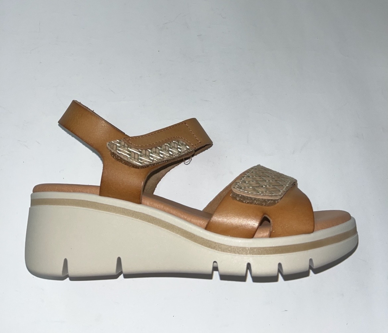 Sandalias de cuña media en piel marrón 6410 de EVA FRUTOS. M-123