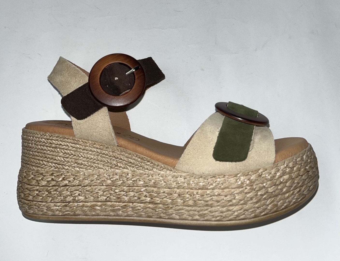 Sandalias de plataforma en piel kaki combinado con beige 3777 de EVA FRUTOS. M-125