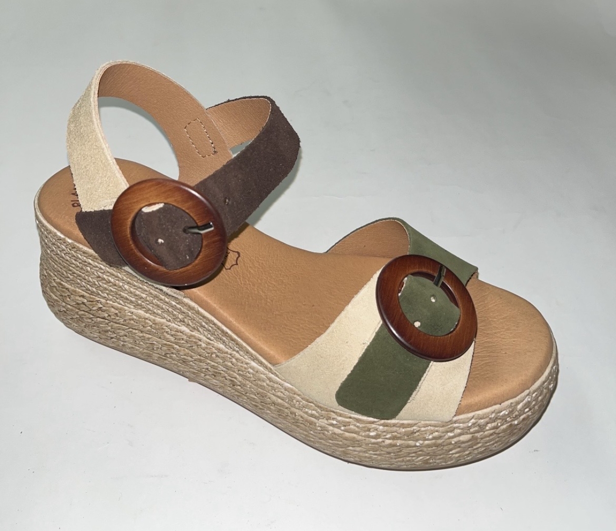 Sandalias de plataforma en piel kaki combinado con beige 3777 de EVA FRUTOS. M-125