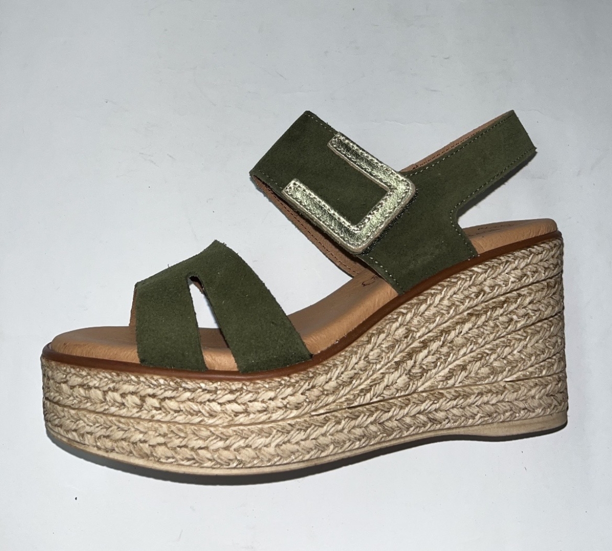 Sandalia de cuña alta en piel verde kaki 5830 de EVA FRUTOS. M-126