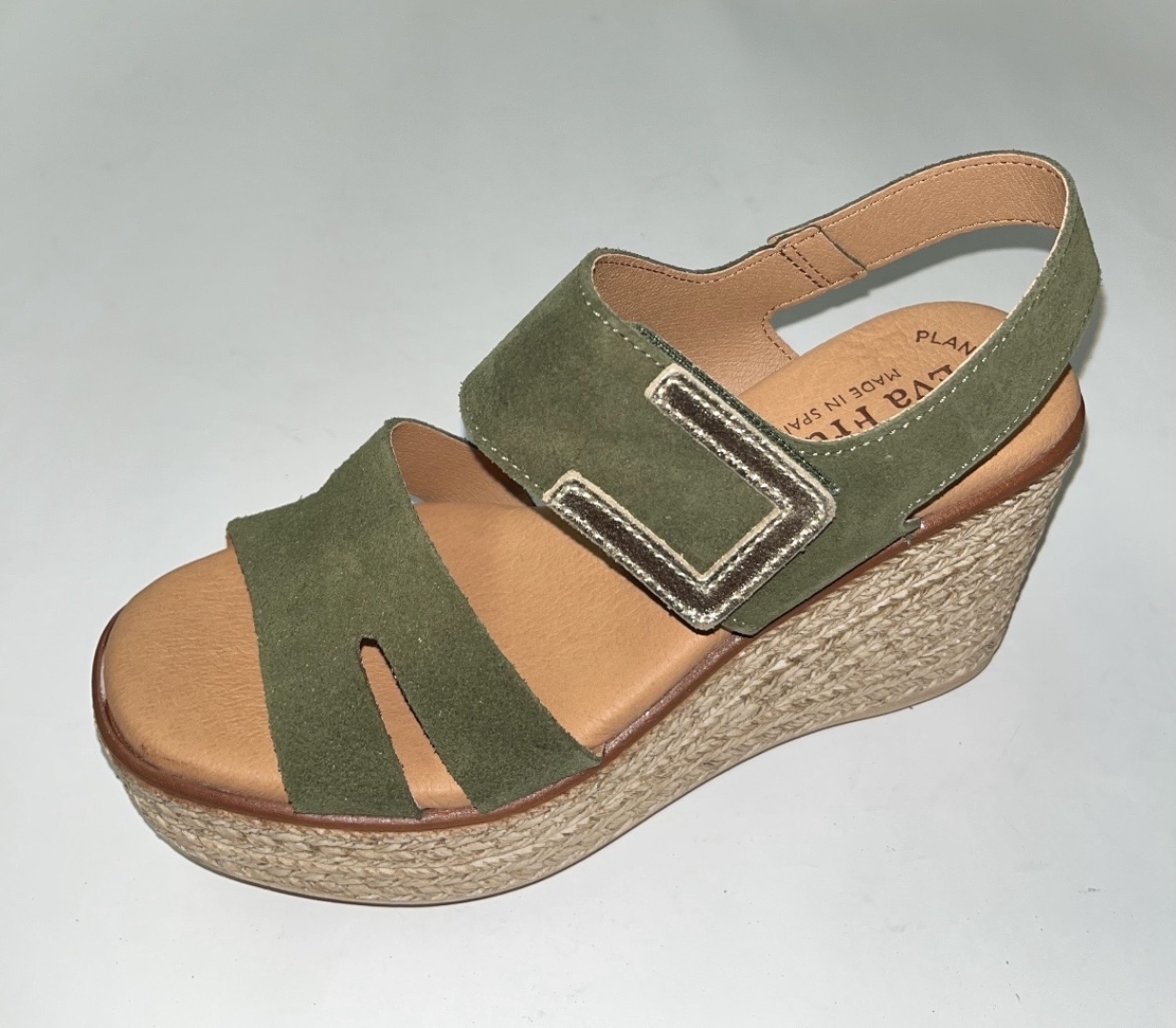 Sandalia de cuña alta en piel verde kaki 5830 de EVA FRUTOS. M-126