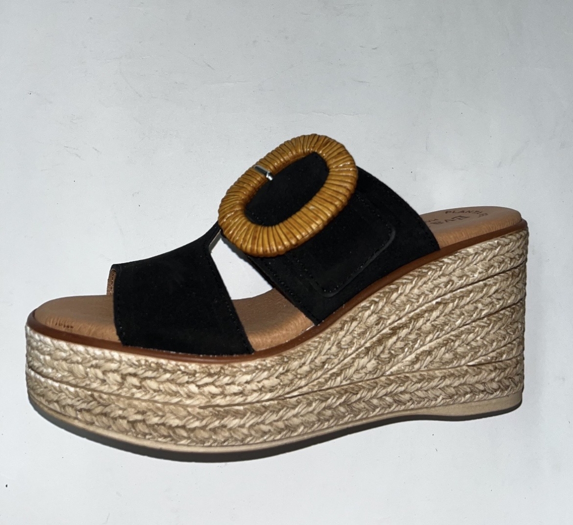 Cuña alta y plataforma tipo chancla en antelina negro 5846 de EVA FRUTOS. M-127