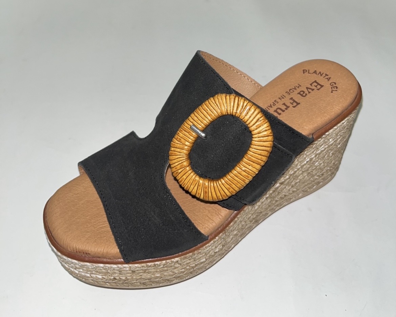 Cuña alta y plataforma tipo chancla en antelina negro 5846 de EVA FRUTOS. M-127