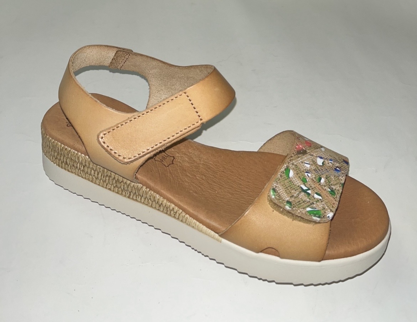 Sandalias de cuña baja en piel color cuero 4265 de EVA FRUTOS. M-119
