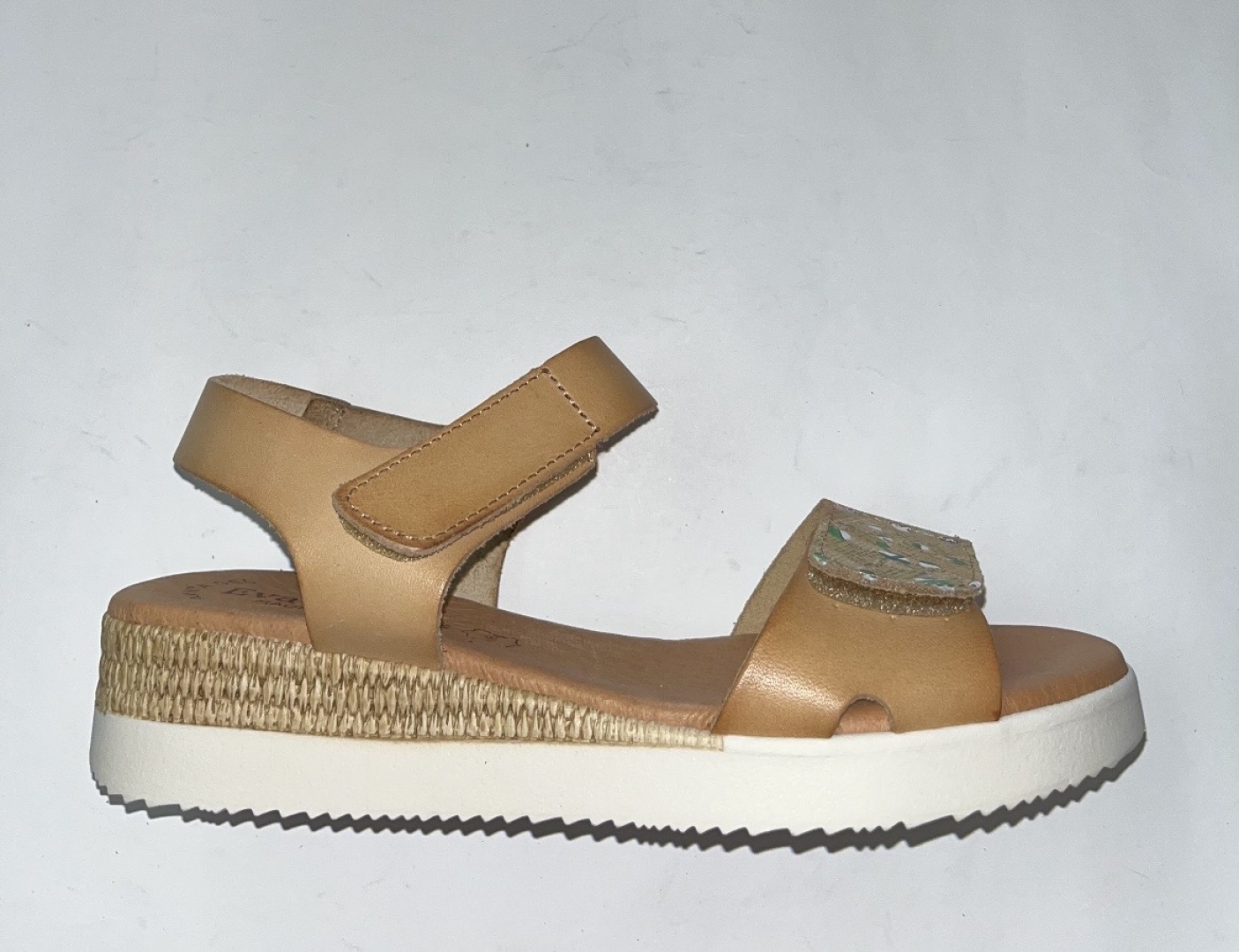 Sandalias de cuña baja en piel color cuero 4265 de EVA FRUTOS. M-119