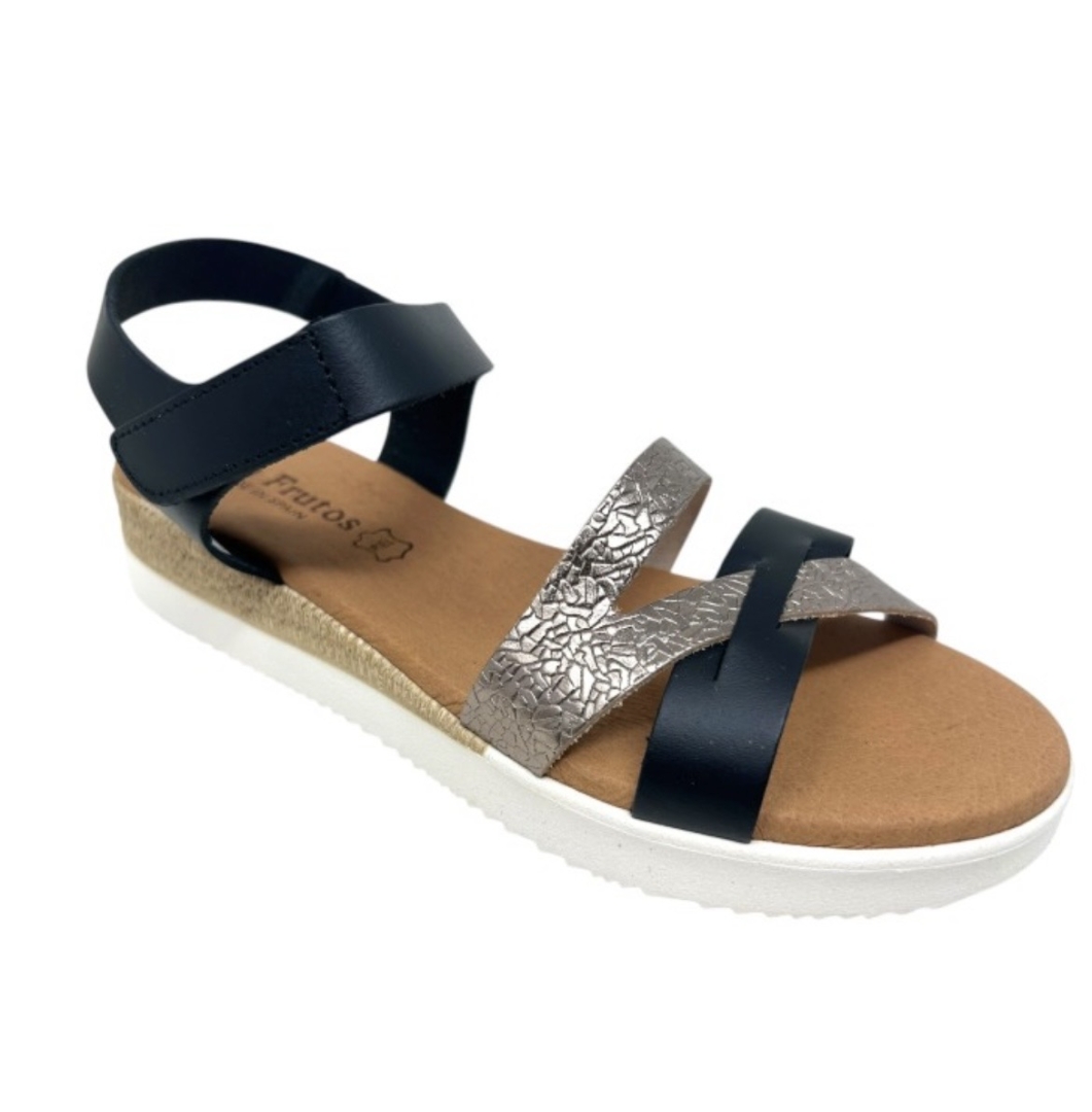 Sandalias de cuña baja en piel negra combinada con plata 4206 de EVA FRUTOS. M-118