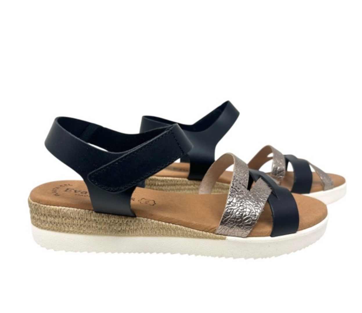 Sandalias de cuña baja en piel negra combinada con plata 4206 de EVA FRUTOS. M-118