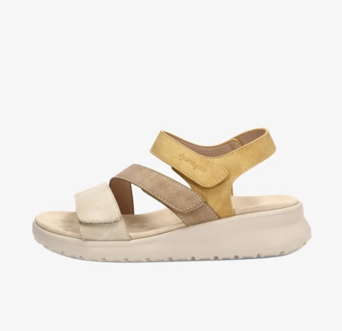 Sandalia con cuña baja en color beige y mostaza ABZ30157 de AMARPIES. M-109
