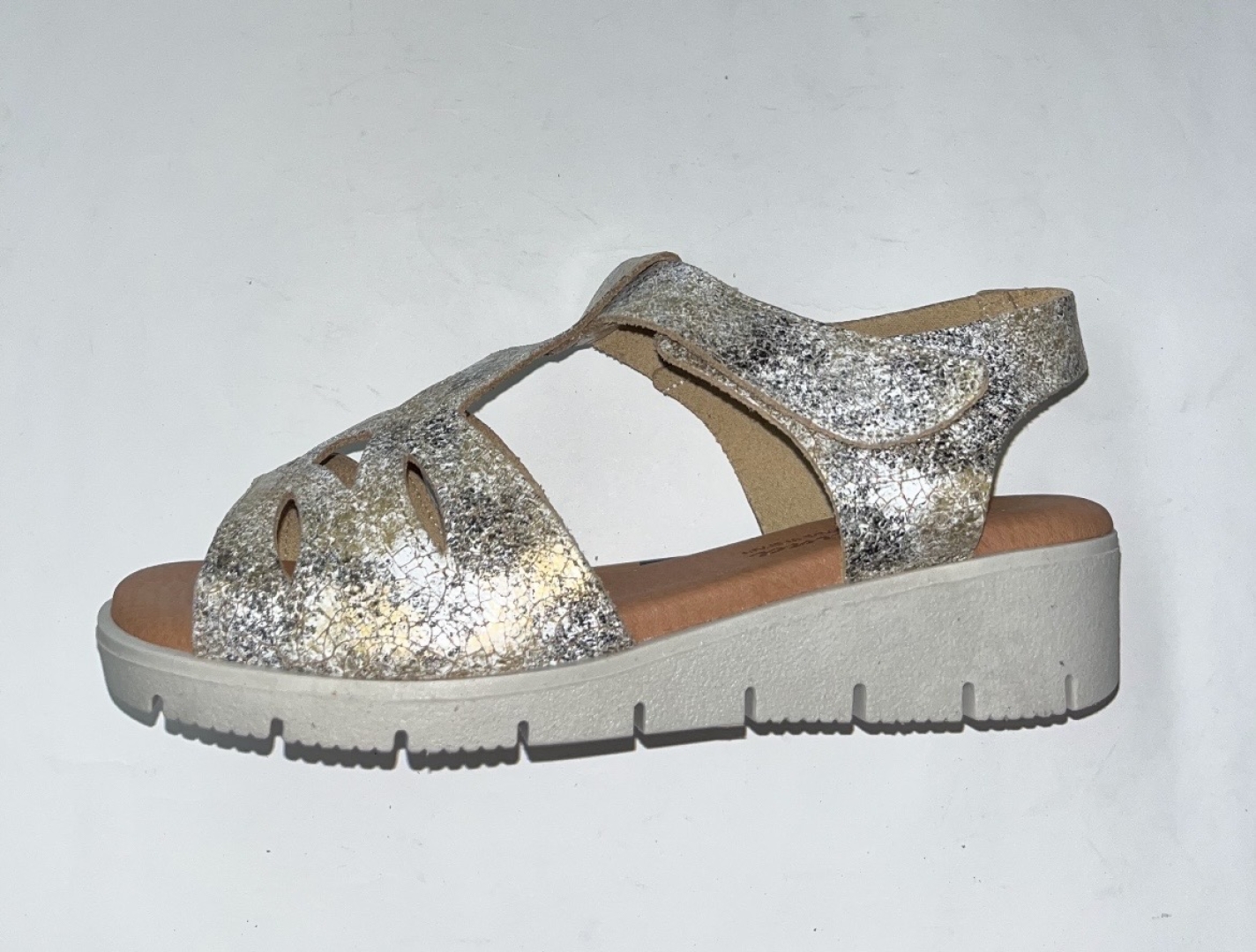 Sandalia para pies delicados en piel beige 485 de GALIANA. M-115