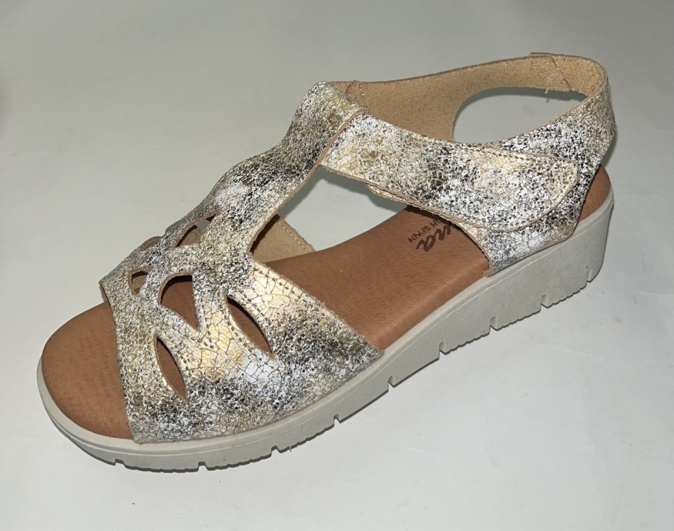 Sandalia para pies delicados en piel beige 485 de GALIANA. M-115