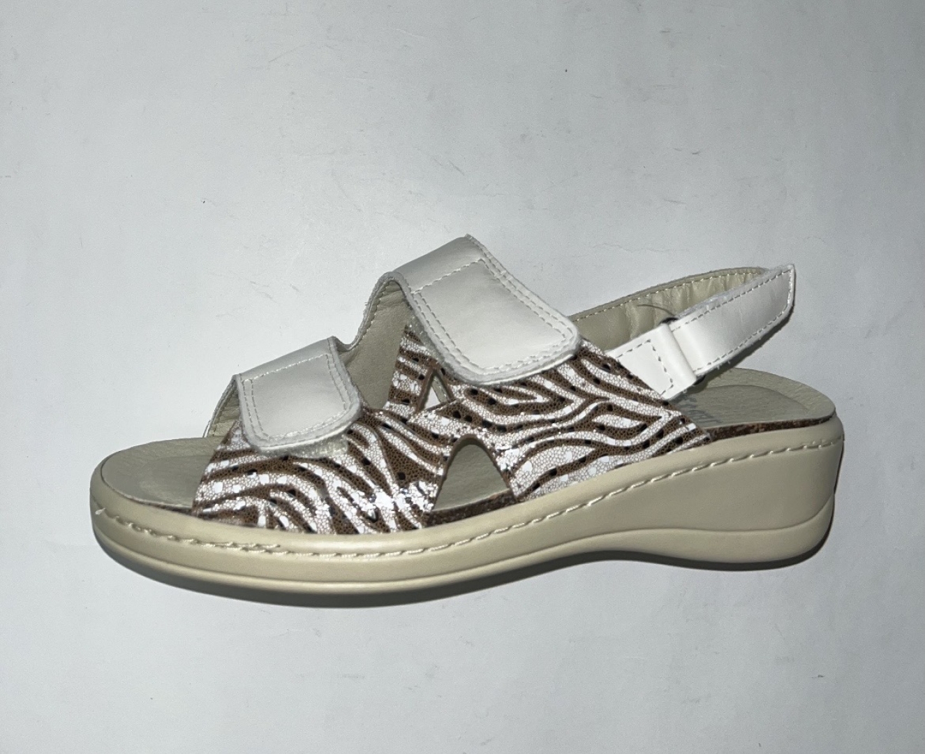 Sandalia especial plantillas en piel beige 6567 de CÉSAR. M-070