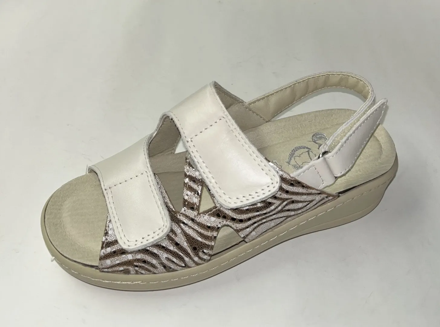 Sandalia especial plantillas en piel beige 6567 de CÉSAR. M-070