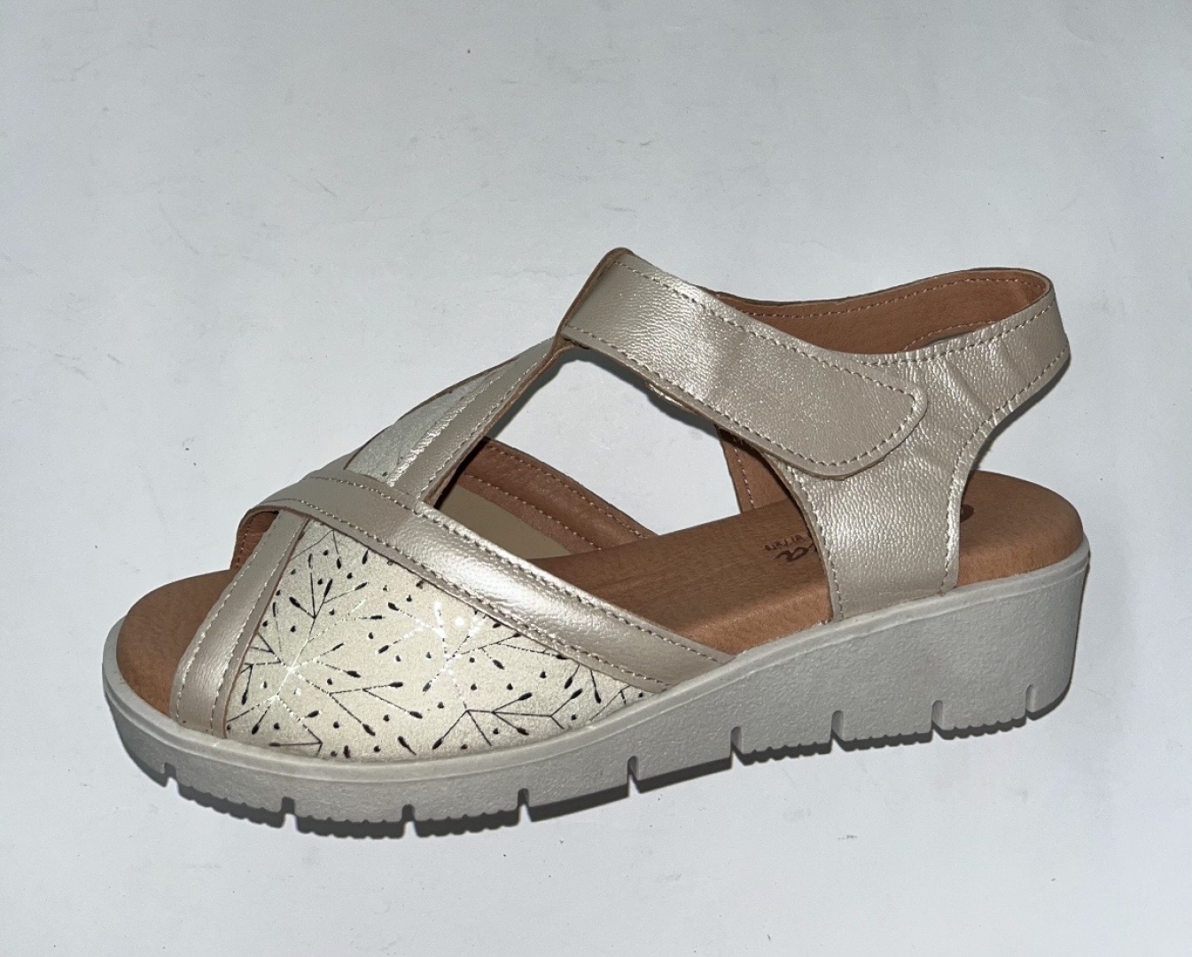 Sandalia confort de ancho especial en beige nacarado 709 de GALIANA. M-116