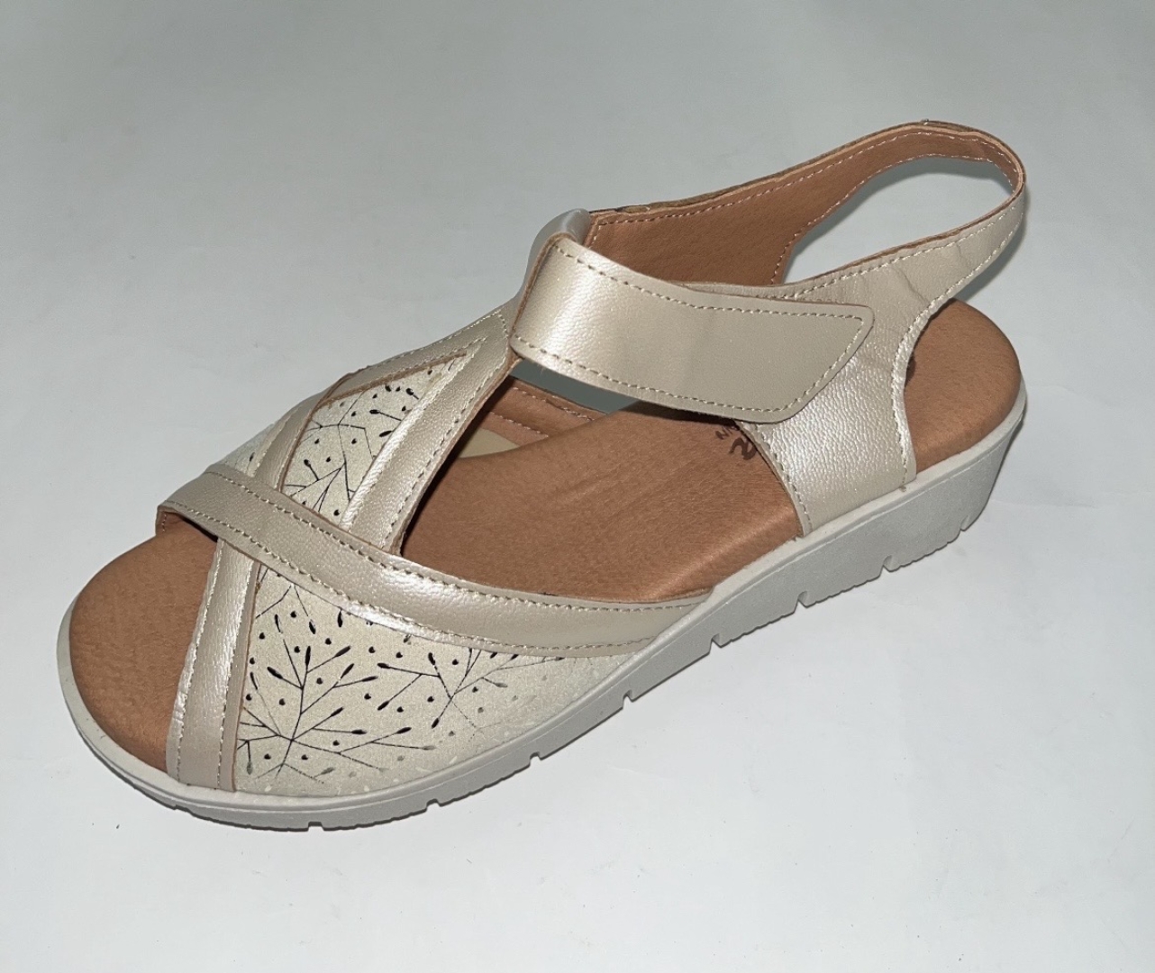 Sandalia confort de ancho especial en beige nacarado 709 de GALIANA. M-116