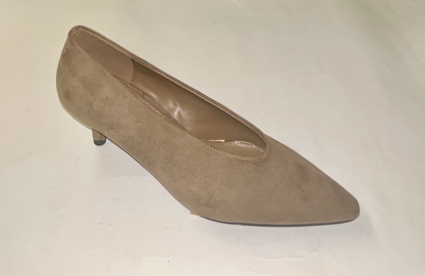 Zapato salón con tacón kitten en taupe DDN31838 D’ANGELA. M-148