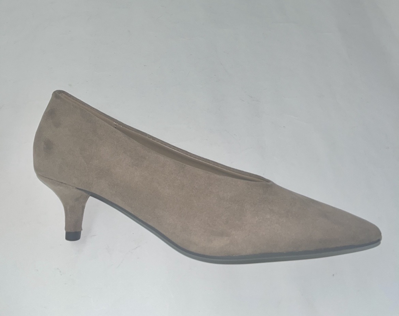 Zapato salón con tacón kitten en taupe DDN31838 D’ANGELA. M-148