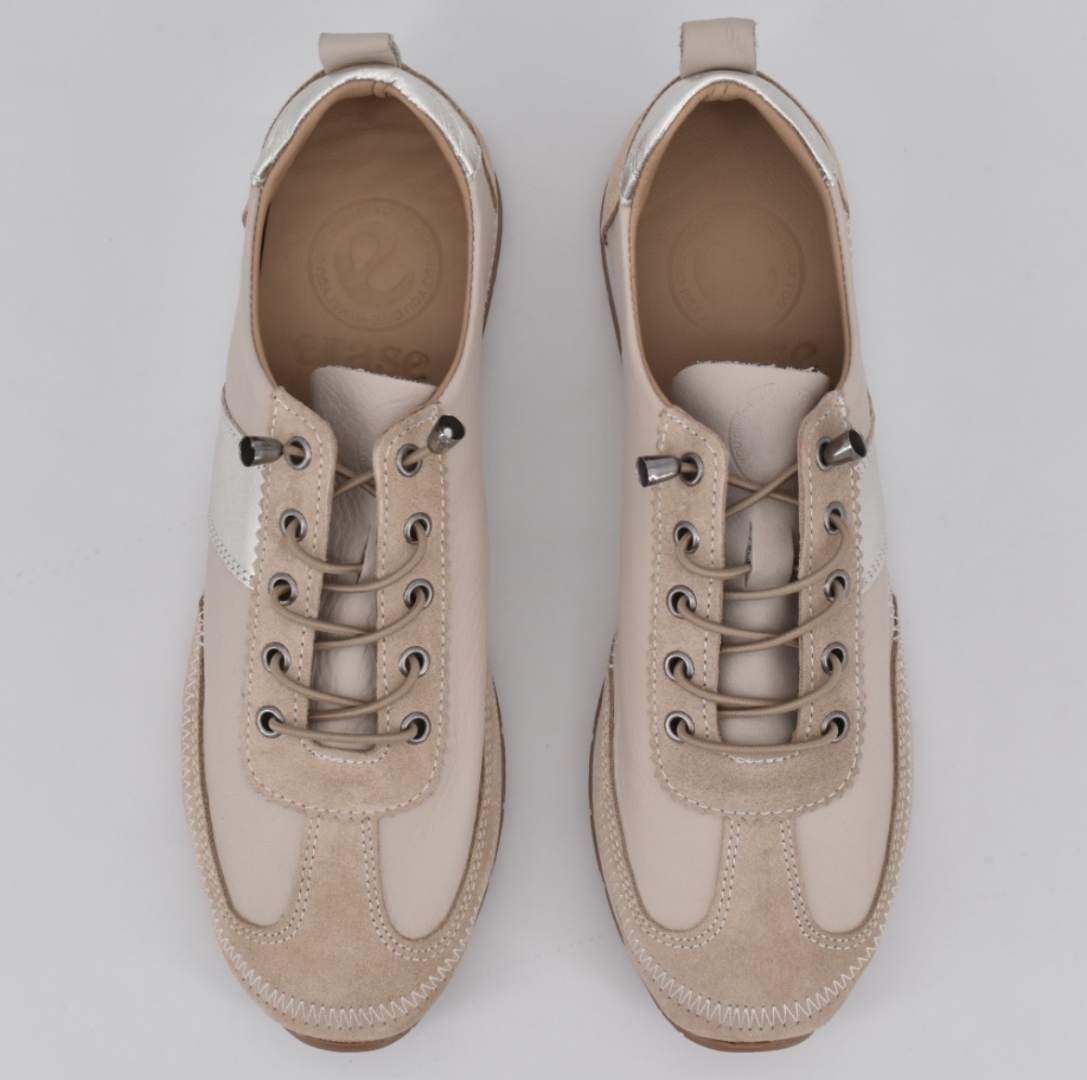 Zapatillas tipo slow fasion en piel beige 070-107 de ERASESHOES. M-152