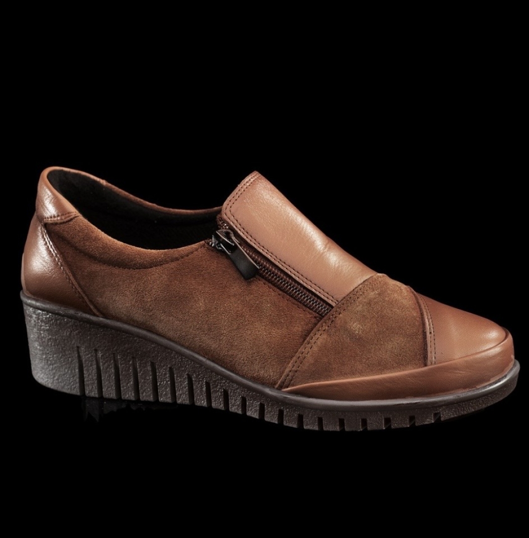 Zapato para mujer con cuña media en piel marrón 9687 de ÉRASE. M-157