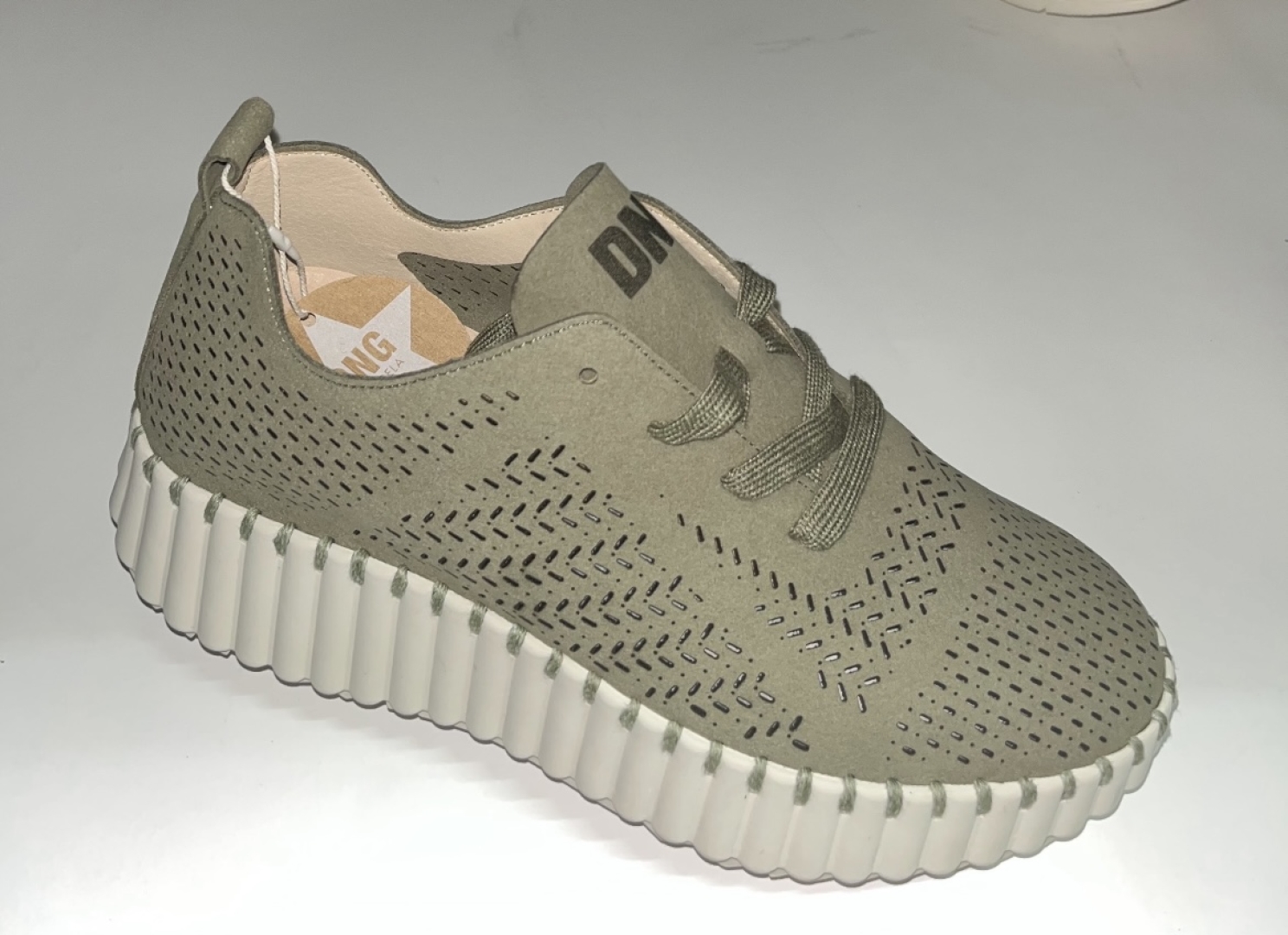 Zapato deportivo en antelina kaki D’ANGELA. M-544