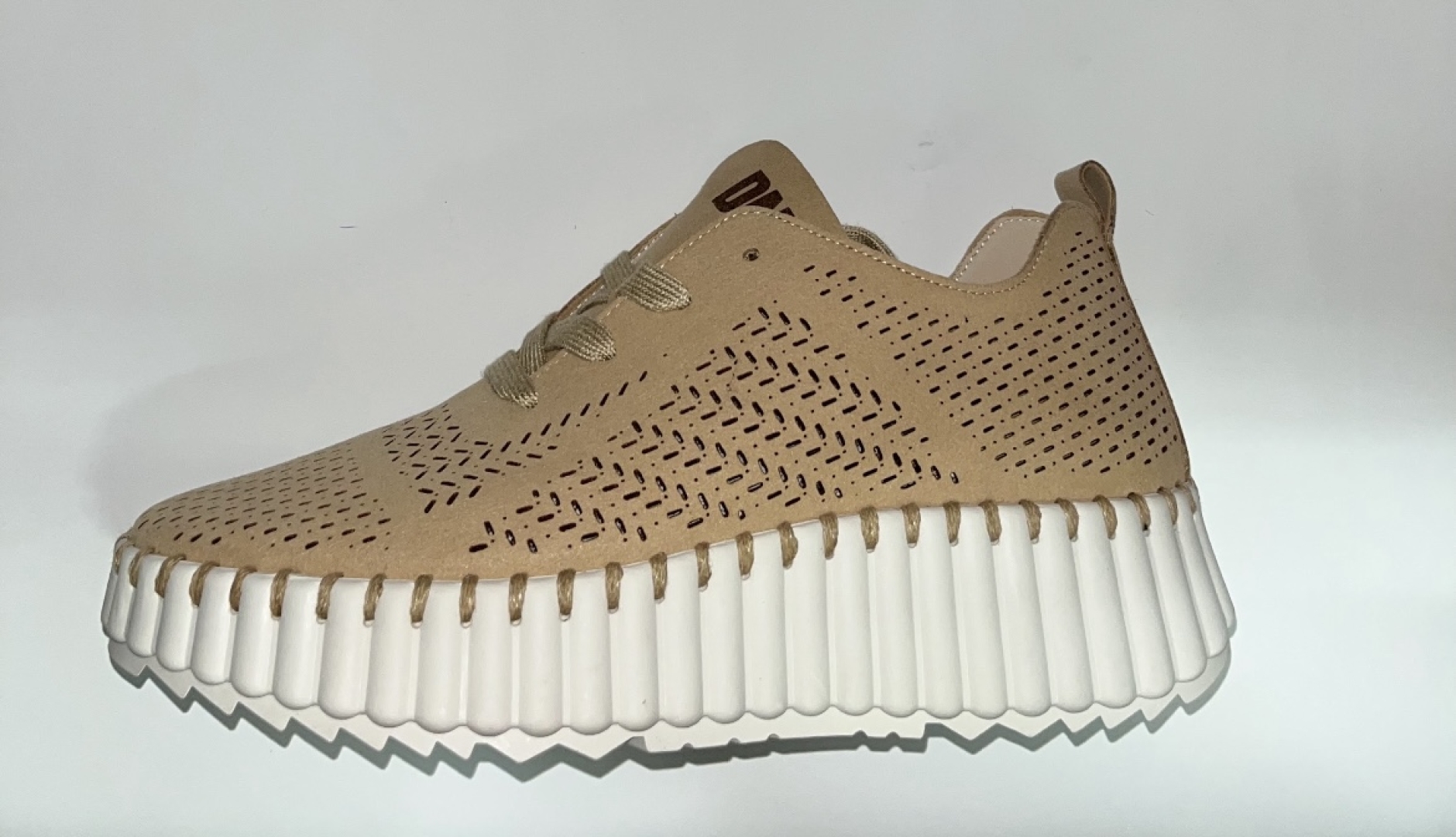 Zapatilla casual para mujer en antelina camel de D’ANGELA. M-545