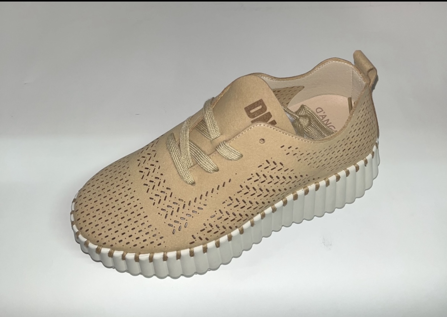 Zapatilla casual para mujer en antelina camel de D’ANGELA. M-545