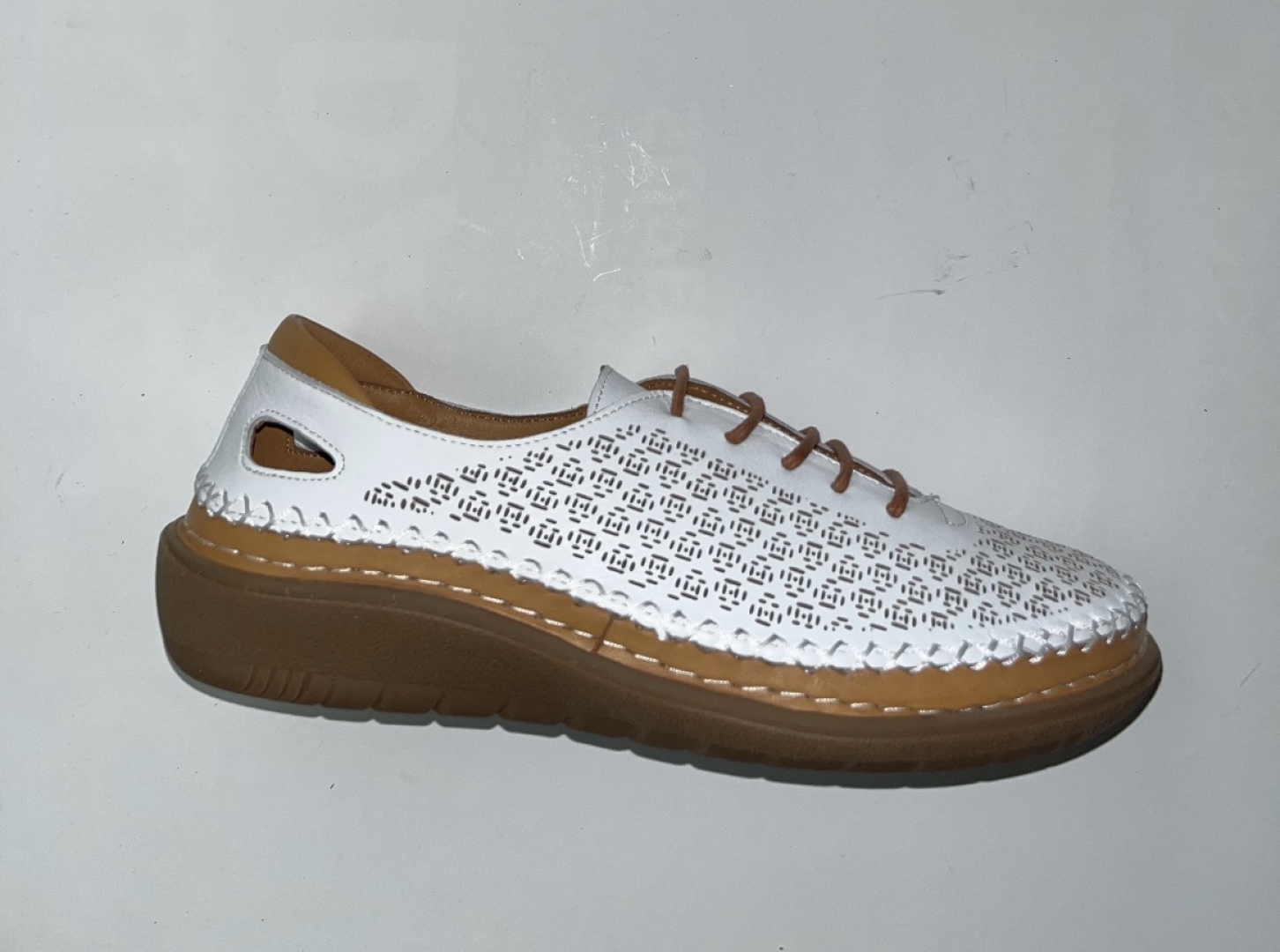 Zapato casual en piel blanco con cordones ATENEA de ERASESHOES. M-593