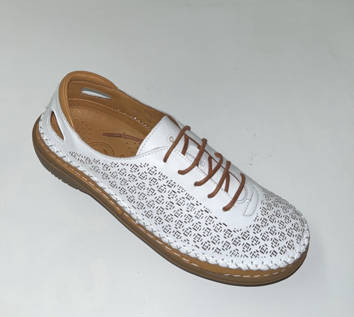 Zapato casual en piel blanco con cordones ATENEA de ERASESHOES. M-593