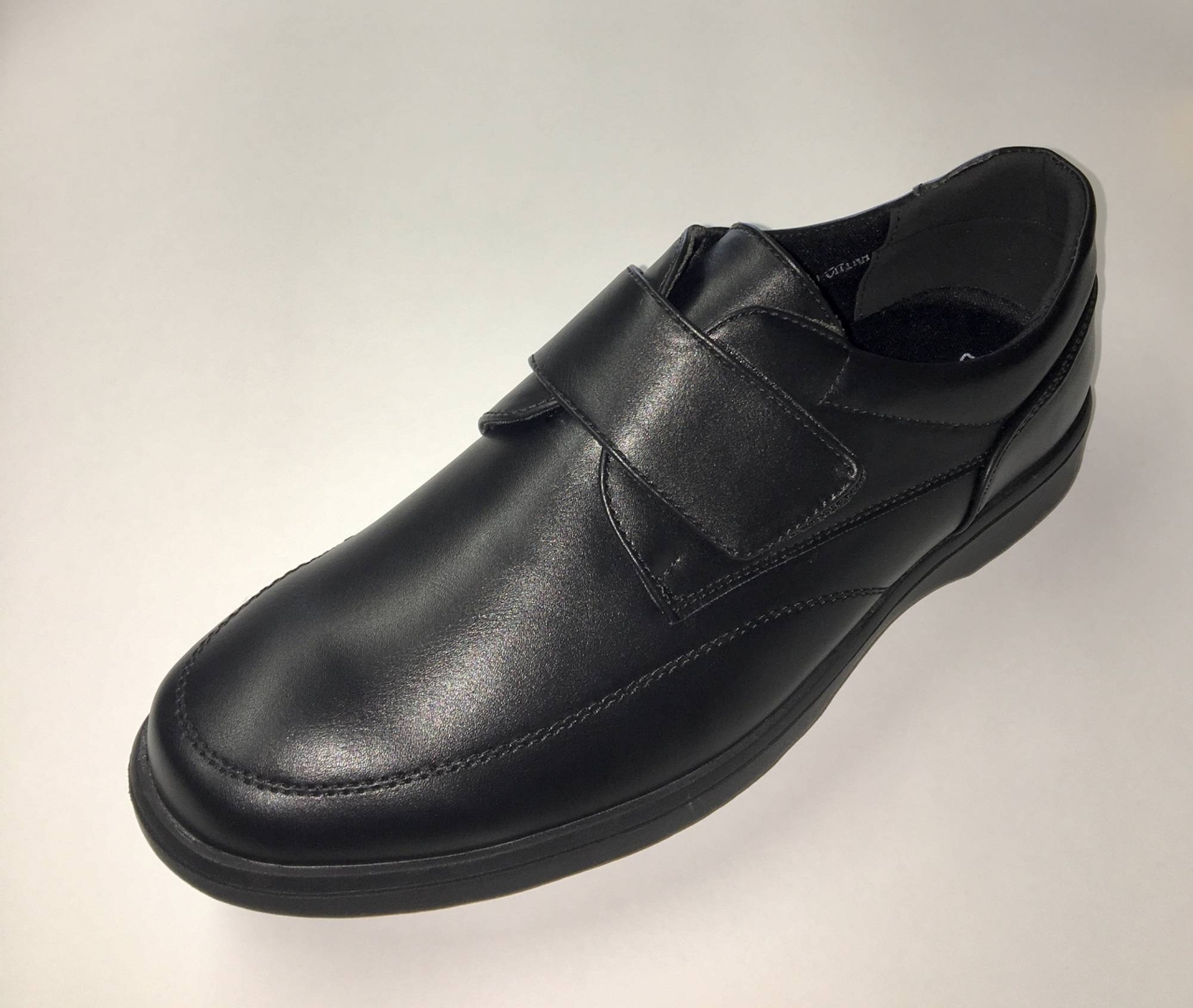 Zapato para hombre con belcro en negro de BLACKCOOL. H-336
