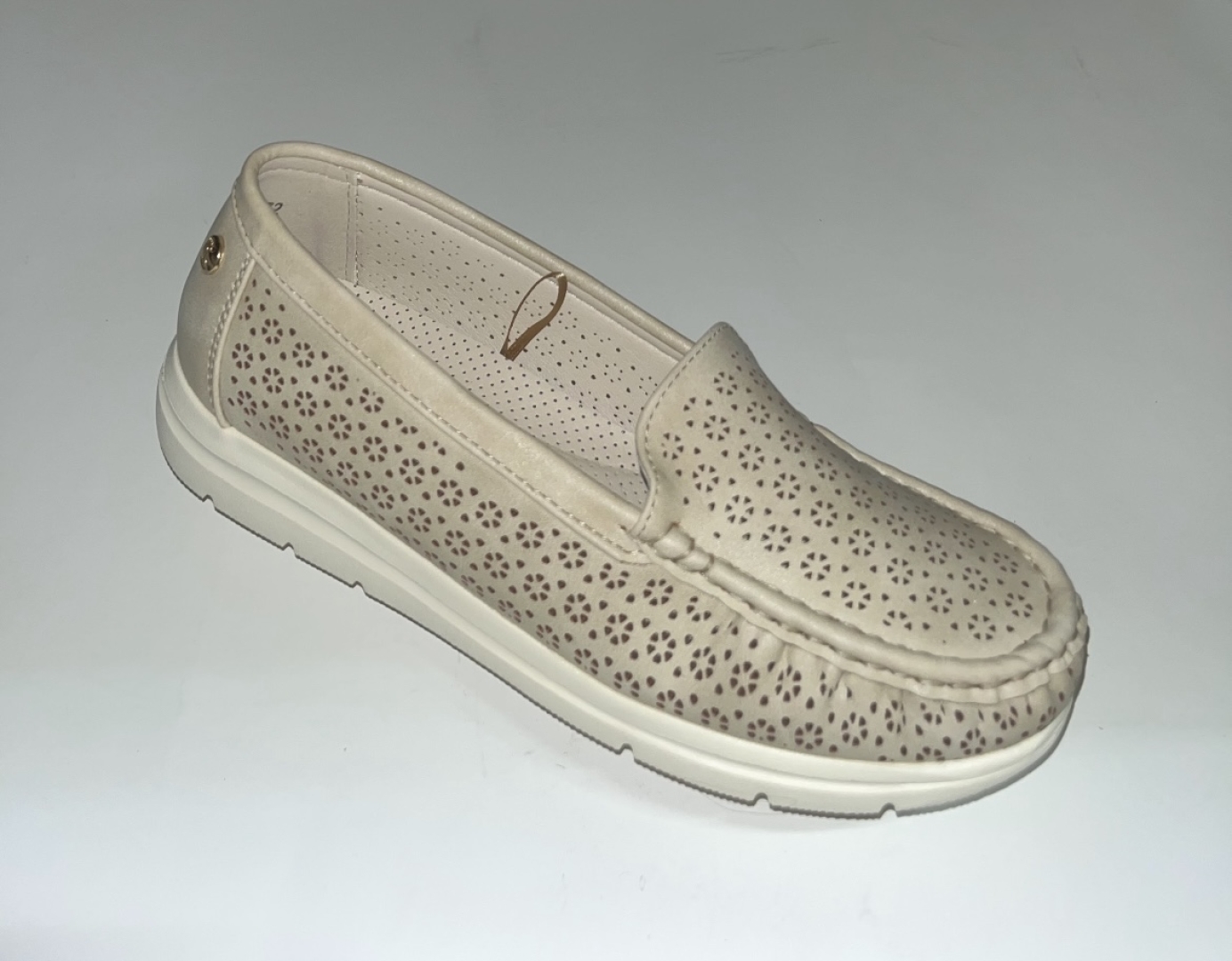 Mocasín plano para mujer en beige AJH28372 de AMARPIES. M-546