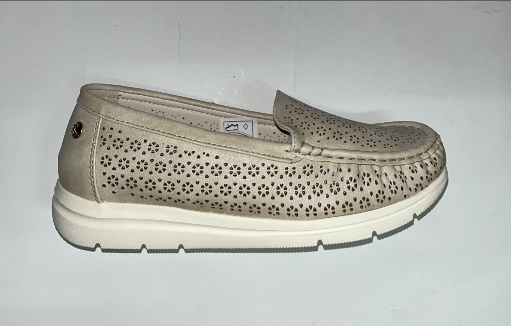 Mocasín plano para mujer en beige AJH28372 de AMARPIES. M-546