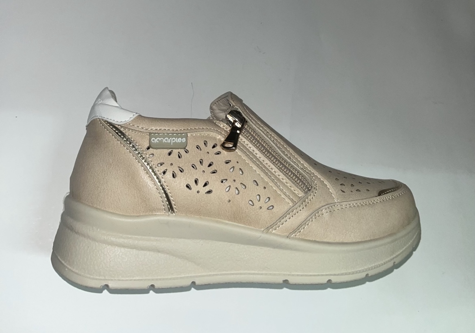 Zapato casual para mujer en beige con cremallera ATL28332 de AMARPIES. M-547
