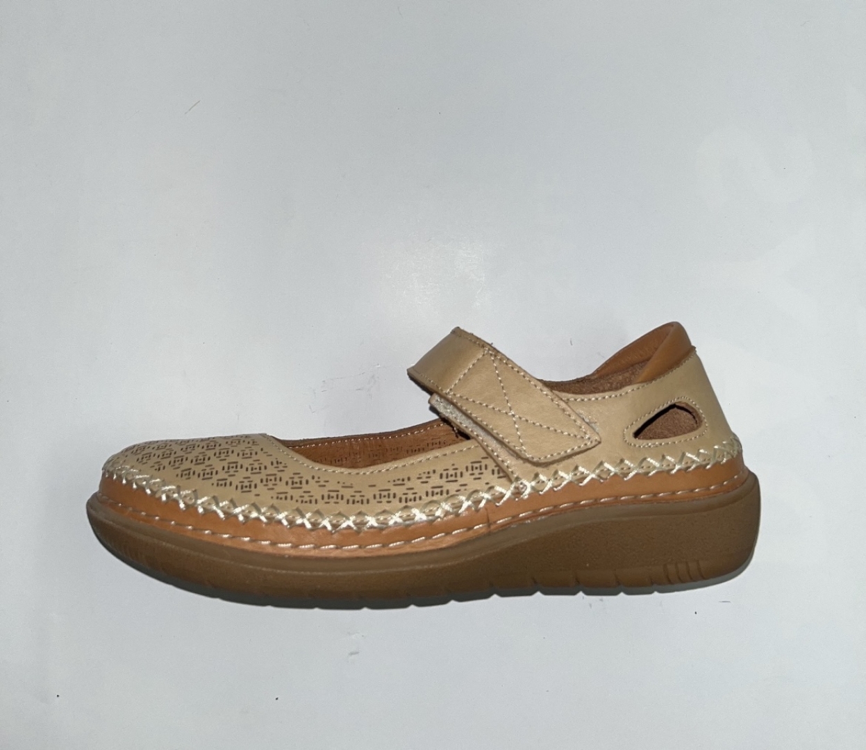 Mercedes en piel beige Atenea 090-100 de ERASESHOES. M-557