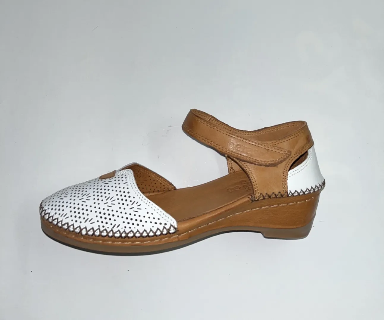 Zapato semi abierto en piel blanco Atenea 383-176 de ERASESHOES. M-558