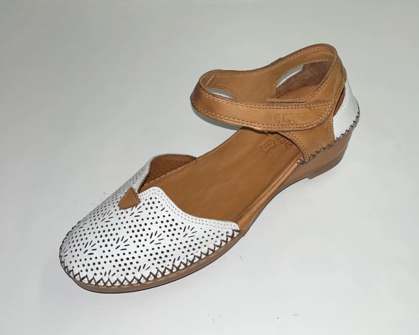 Zapato semi abierto en piel blanco Atenea 383-176 de ERASESHOES. M-558