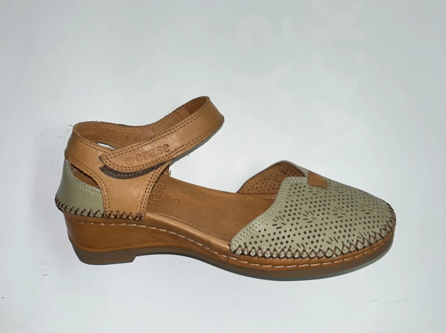 Sandalia semi cerrada en piel verde kaki Atenea 383-176 de ERASESHOES. M-559