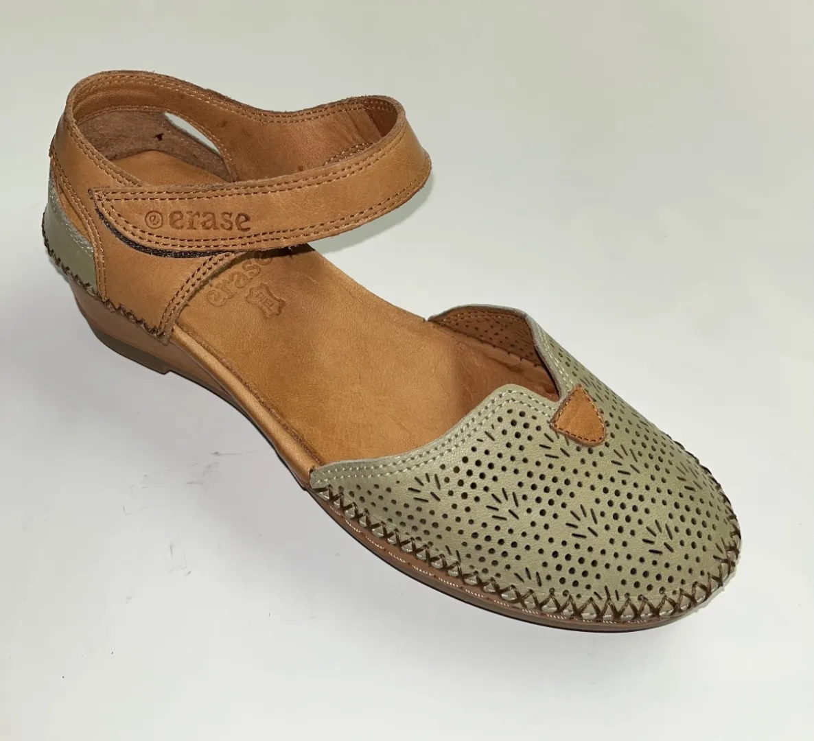 Sandalia semi cerrada en piel verde kaki Atenea 383-176 de ERASESHOES. M-559